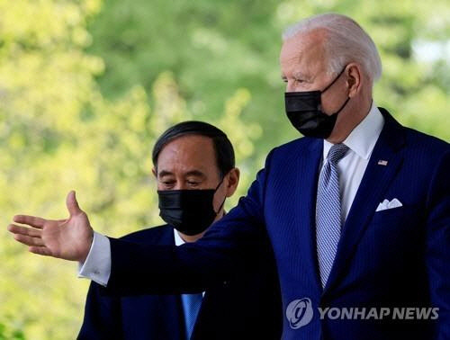 현지시간 16일 오후 조 바이든(오른쪽) 미국 대통령과 스가 요시히데(菅義偉) 일본 총리가 정상회담을 마친 후 공동기자회견을 위해 백악관 로즈가든에 도착하고 있다.  [워싱턴=로이터 연합뉴스]